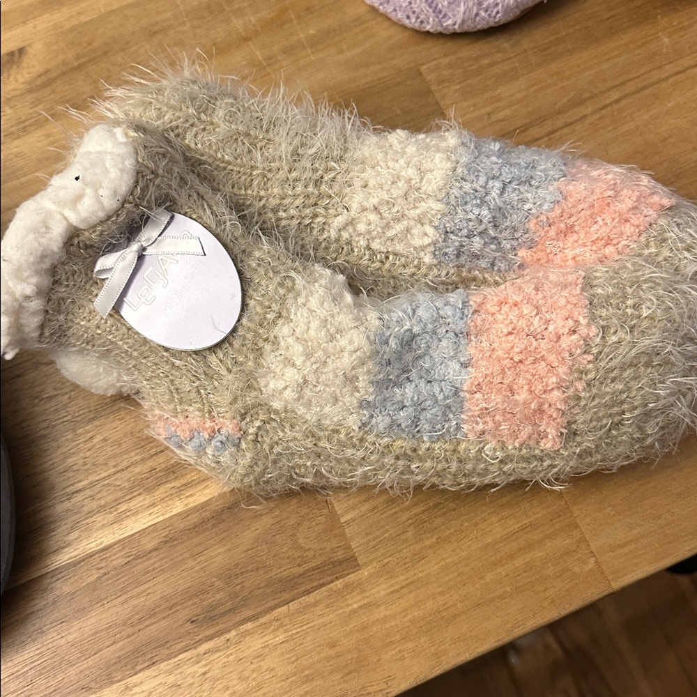 WHISPER SLIPPER & SOCKS bundle - Picture 8 of 9